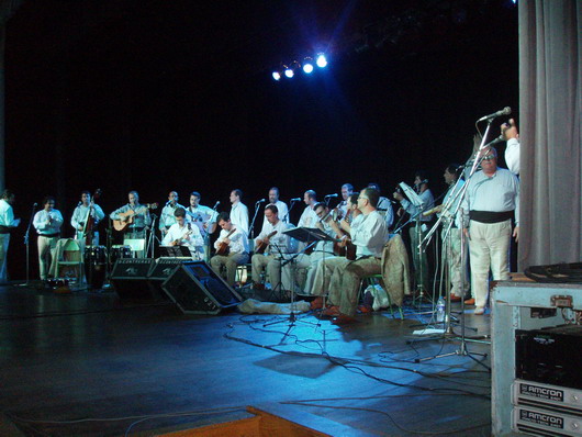 Los Gofiones en una actuación de su gira americana por Uruguay y Argentina.